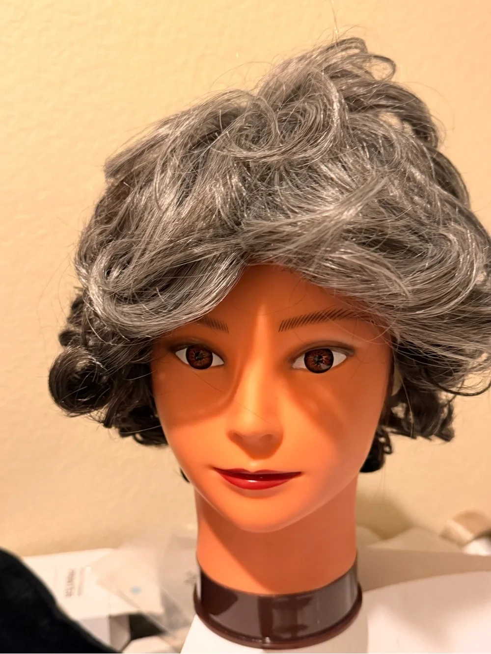 Short Wavy Synthetic Wig in Silver Gray - Classic Everyday Style